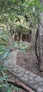 Un jardín fuera de Sigiriya Wild Cottages