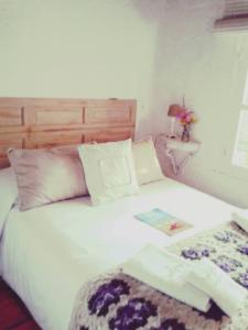 Ein Schlafzimmer mit einem weißen Bett mit in der Unterkunft Posada Valizas in Barra de Valizas