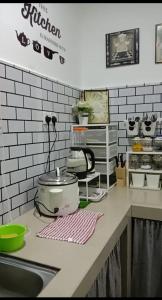 Nhà bếp/bếp nhỏ tại Najiha Homestay Gunung Ledang