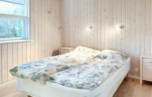 Una cama deshecha en una habitación con ventana en 3 Bedroom Beautiful Home In Silkeborg, en Abildskov