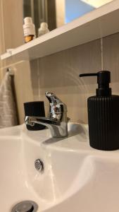 Ένα μπάνιο στο Casa Sermoneta