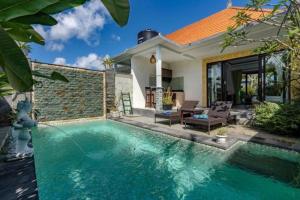 ein Swimmingpool vor einem Haus in der Unterkunft Villa Rama Penida by ABM in Toyapakeh