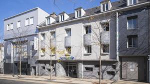 沙特尔Campanile Chartres Centre - Gare - Cathédrale的街角的一栋白色建筑