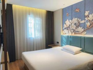 Ένα ή περισσότερα κρεβάτια σε δωμάτιο στο 7Days Inn Xuzhou Normal University Yunlong Mountain