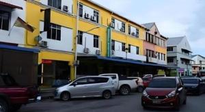 eine Gruppe von Autos, die vor einem Gebäude geparkt sind in der Unterkunft Hotel Sarina in Mukah