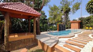 Bazén v ubytování Rumah Kolam Pribadi nebo v jeho okolí