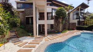 Bazén v ubytování Rumah Kolam Pribadi nebo v jeho okolí + 14 fotografií