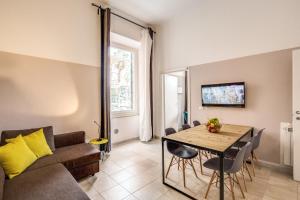 斯培西亚DOWNTOWN SRL - Waterfront Cinque Terre的客厅里有一张沙发和一张桌子。