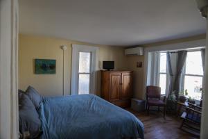 TV/trung tâm giải trí tại Fab Room, Charming Apartment in Trendy Biddeford