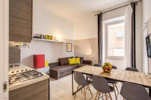 斯培西亚DOWNTOWN SRL - Waterfront Cinque Terre的配有桌子和沙发的厨房和客厅