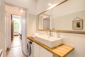 斯培西亚DOWNTOWN SRL - Waterfront Cinque Terre的一间白色浴室，配有洗手池和镜子。 更多9张照片