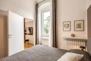 Schlafzimmer mit einem Bett und einem Fenster in der Unterkunft Waterfront Cinque Terre in La Spezia