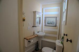 Phòng tắm tại Fab Room, Charming Apartment in Trendy Biddeford +16 ảnh
