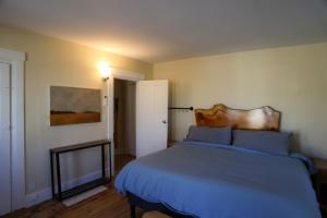 Giường trong phòng chung tại Fab Room, Charming Apartment in Trendy Biddeford