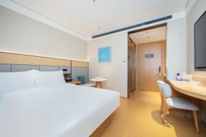 Ένα ή περισσότερα κρεβάτια σε δωμάτιο στο JI Hotel Shanghai Zaoji Road