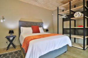 Ένα ή περισσότερα κρεβάτια σε δωμάτιο στο Lodana -next to Crocodile River