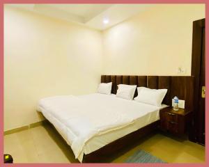 Postel nebo postele na pokoji v ubytování Hotel New Fortune Premium- Mahakal Temple Fully Air Conditioned rooms,wifi And Parking Available, BEST HOTEL IN UJJAIN + 4 fotografie