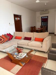 コロンボにあるOnthree20 Res - 2 Room 3 plus Beds 100 sqm Spacious Apartmentのソファとガラスのテーブルのあるリビングルーム +22枚の写真