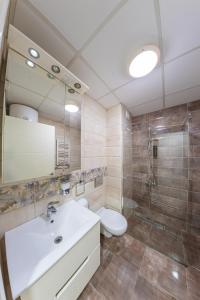 NAR Royalton Deluxe Apartment #40 في نيشْ: حمام مع حوض ومرحاض ودش