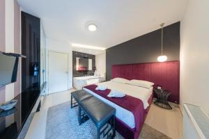 NAR Royalton Deluxe Apartment #40 في نيشْ: غرفة نوم بها سرير كبير وحمام +3 صور