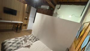 Μια τηλεόραση ή/και κέντρο ψυχαγωγίας στο Ndalem Argupta by WISESA Hospitality