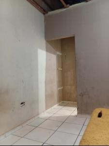 een lege kamer met een witte vloer en een muur bij Kika low on in Caldas Novas