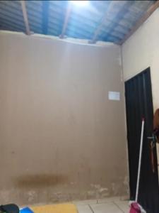 een kamer met een witte muur en een zwarte deur bij Kika low on in Caldas Novas