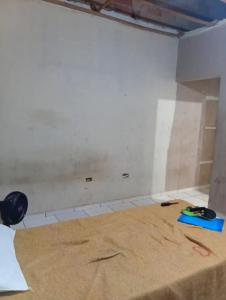 een kamer wordt gerenoveerd met een witte muur bij Kika low on in Caldas Novas