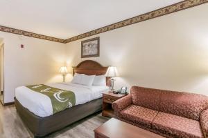 ein Hotelzimmer mit einem Bett und einer Couch in der Unterkunft Quality Inn & Suites Bel Air I-95 Exit 77A in Bel Air
