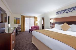 Ένα ή περισσότερα κρεβάτια σε δωμάτιο στο Radisson Hotel Sudbury +35 φωτογραφίες