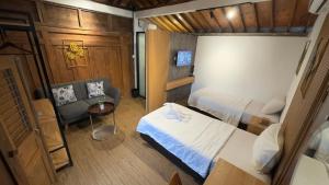 Ένα ή περισσότερα κρεβάτια σε δωμάτιο στο Ndalem Argupta by WISESA Hospitality