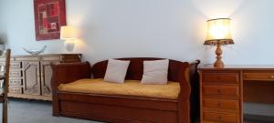 1 dormitorio con 1 cama y escritorio con lámpara en Gîte les lys à Lignières Chatelain, en Lignières-Châtelain