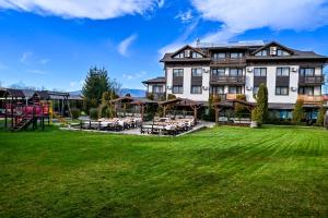 Un jardín fuera de Хотел Валентино 2