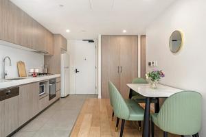 Η κουζίνα ή μικρή κουζίνα στο Charming 1BR Escape in Epping Cozy & Central