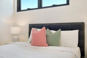 Ένα ή περισσότερα κρεβάτια σε δωμάτιο στο Charming 1BR Escape in Epping Cozy & Central