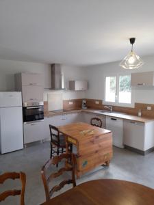 Køkken eller tekøkken på Gîte les lys à Lignières Chatelain