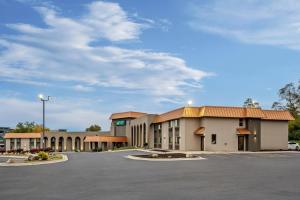 ein leerer Parkplatz vor einem Hotel in der Unterkunft Quality Inn in West Des Moines