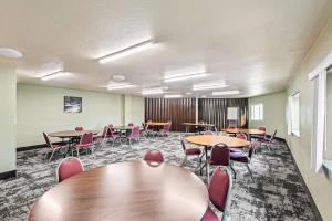 ein Konferenzraum mit Tischen und Stühlen in der Unterkunft Quality Inn in West Des Moines + 50 Fotos