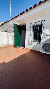 una puerta verde al lado de una casa en La Casita de Marisol, en El Real de la Jara