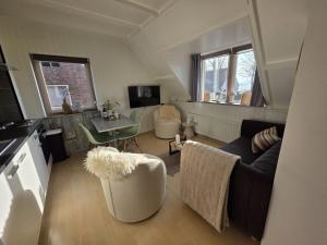 een woonkamer met een bank en een tafel bij Casa Sea 2 personen en Casa Beach 4 personen in Westkapelle