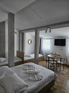 En eller flere senge i et værelse på CAMERE de ÎNCHIRIAT DARIA