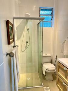 un baño con ducha y WC en Cozy, comfortable ocean view apartment for 4 people, en Santos 8 fotos más