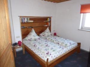 una camera da letto con un letto con testiera in legno di Ferienhof Haus Sulztal a Berching