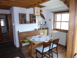 una cucina con un tavolo e sedie in una stanza di Ferienhof Haus Sulztal a Berching