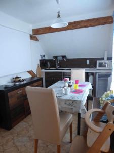 una cucina con tavolo e sedie in una cucina di Ferienhof Haus Sulztal a Berching Altre 54 foto