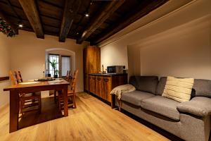 una sala de estar con un sofá y una mesa en ALBERT RESIDENCE Brasov Historical City Center, en Brasov