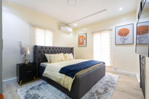 Giường trong phòng chung tại Psks Berry Luxury Apartments