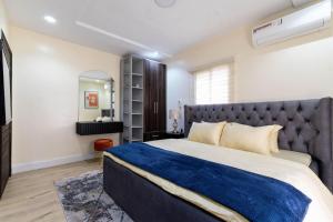 Giường trong phòng chung tại Psks Berry Luxury Apartments