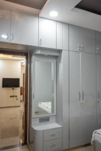 Koupelna v ubytování Urban Suites 3BHK Duplex in Central of Jaipur