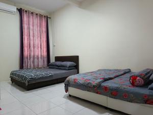 Una cama o camas en una habitación de Chek Embun Homestay